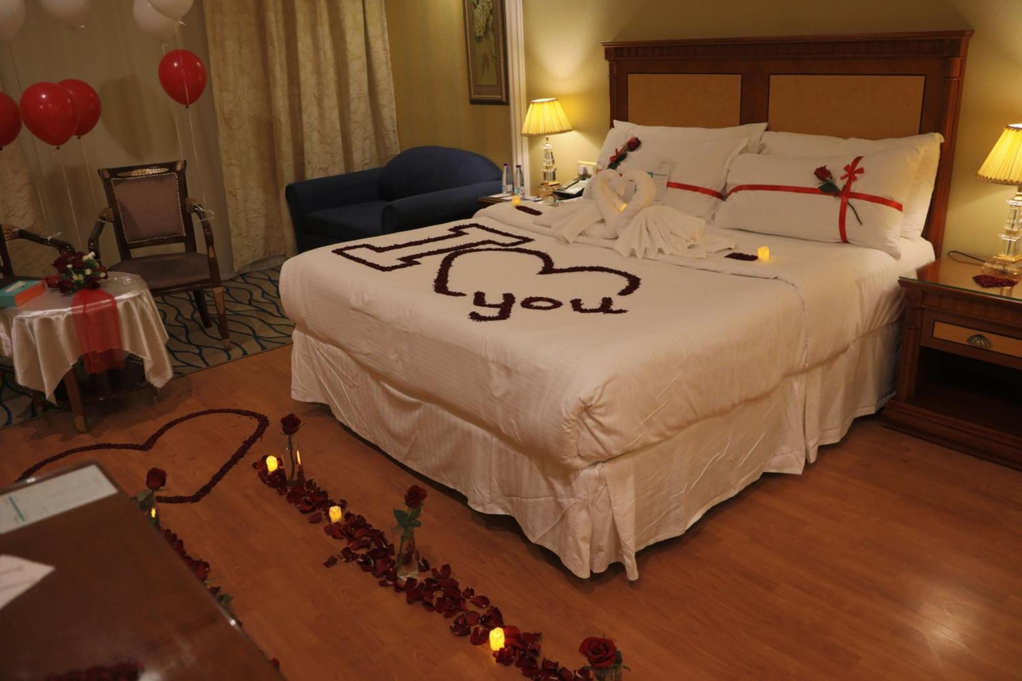 Le Meridien Медина Екстериор снимка A bedroom decorated for Valentine's Day
