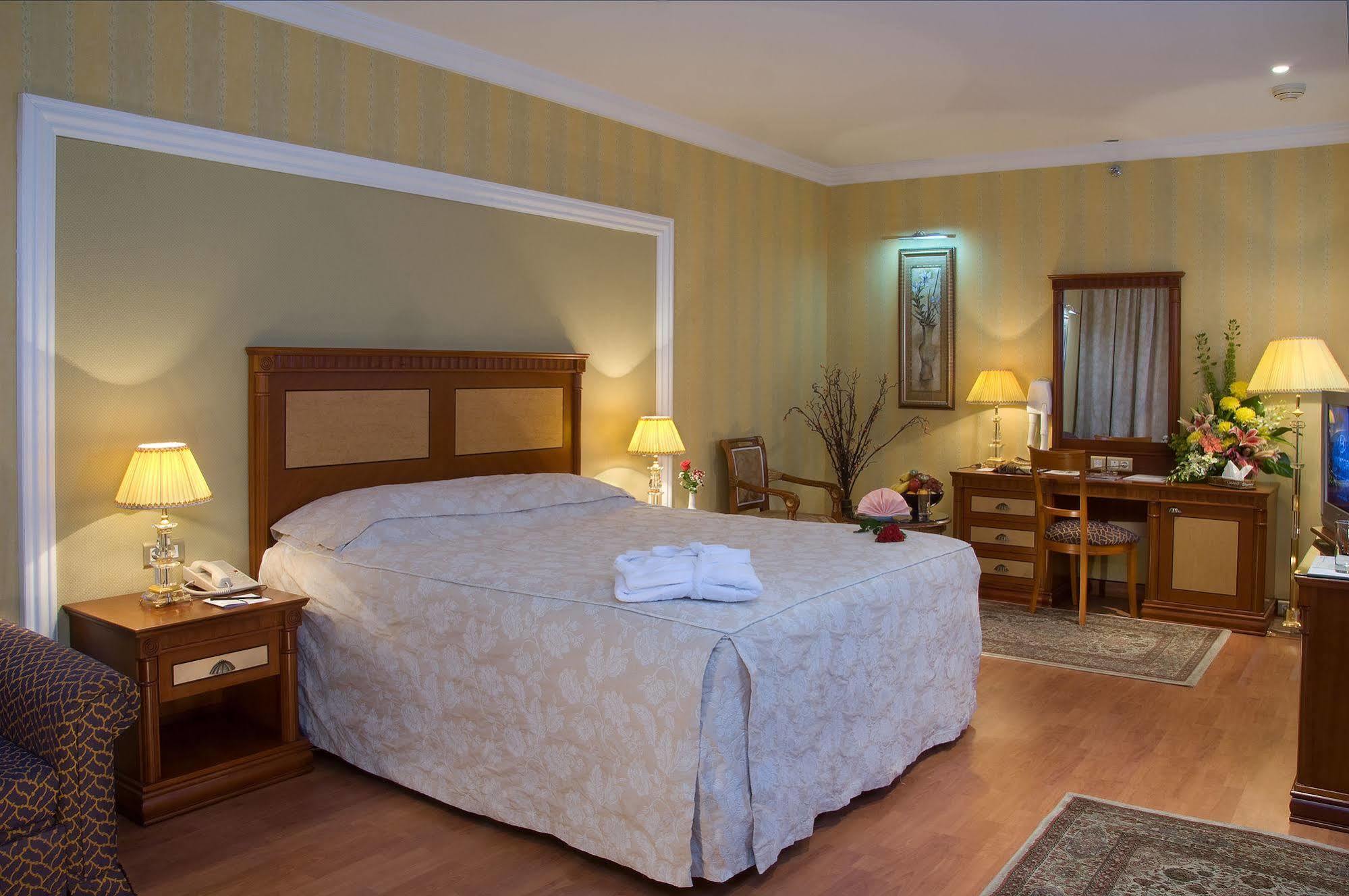 Le Meridien Медина Екстериор снимка A bedroom at the hotel